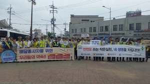 [NSP PHOTO]순천경찰서, 이륜차 사고예방 안전모 씌워주기 캠페인