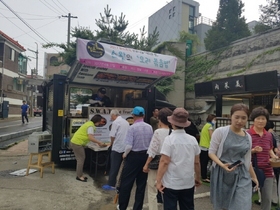 [NSP PHOTO]청년 푸드 트럭들, 무료급식 나눔행사 동참