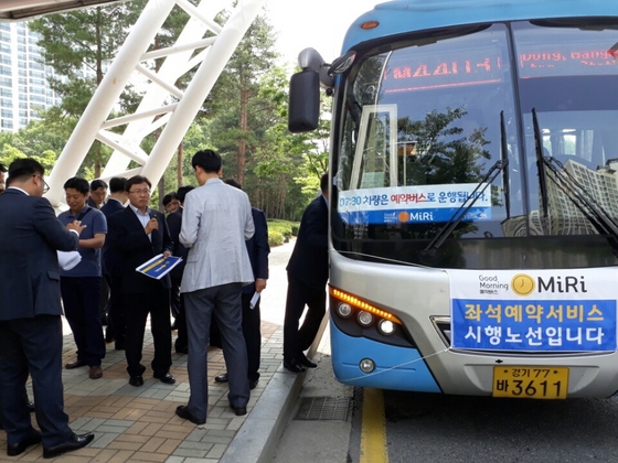 NSP통신-29일 화성 월드반도 정류소에서 장영근 경기도 교통국장을 비롯한 버스업체 관계자들이 M4403 노선에 대한 시범사업 서비스 기술 시현을 통해 사전 준비사항을 점검하고 있는 모습. (경기도)