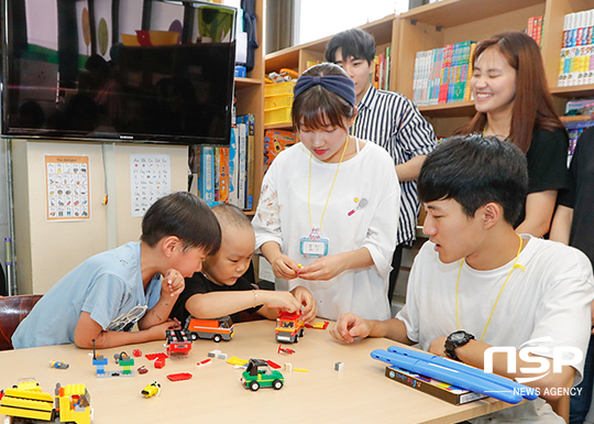 NSP통신-영남대 경영학과 학생들이 영남대 의료원 병원학교에서 교육기부 봉사활동을 하고 있다. (영남대학교)