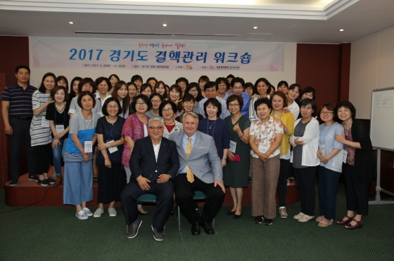 NSP통신-지난달 29일 경기도 양평 쉐르빌호텔에서 개최된 2017 경기도 결핵관리 워크숍에 참석한 도내 보건소 결핵담당자, 결핵검진 및 검사 관계자들이 기념촬영을 하고 있는 모습. (경기도)