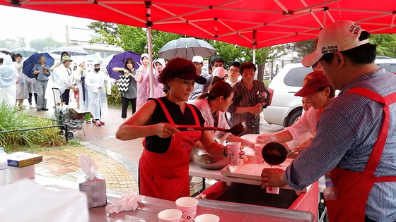 NSP통신-1일 수원화성행궁광장 보훈복지페스티벌에서 한국sns연합회가 보훈가족과 시민들에게 사랑의 짜장차 나눔 행사를 하고 있는 모습. (경기남부보훈지청)