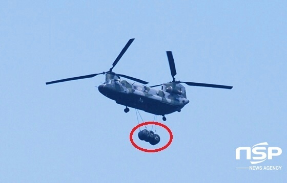 NSP통신-군(軍)이 CH-47 치누크 헬기를 이용해 성주 사드기지로 유류를 운반하고 있다. (사진 = 김덕엽 기자)