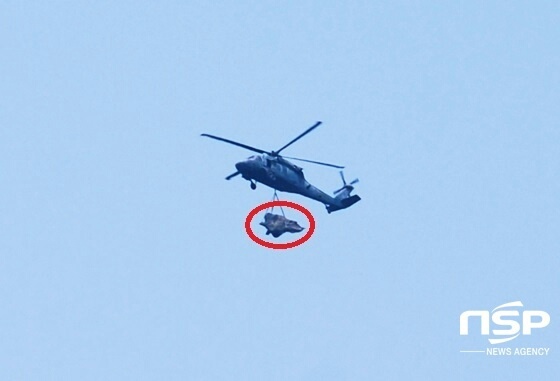 NSP통신-군(軍)이 UH-60 블랙호크 헬기를 이용해 성주 사드기지로 발사대로 추정되는 장비를 운반하고 있다. (사진 = 김덕엽 기자)