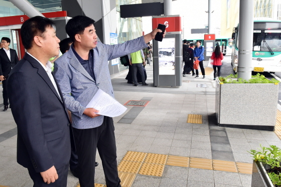 NSP통신-수원역환승센터를 찾은 도태호 제2부시장(왼쪽)이 신태호 안전교통국장의 설명을 듣는 모습. (수원시)