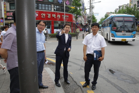 NSP통신-3일 송바우나 안산시의회 간사(가운데)가 택시 승강장 설치를 위한 현장활동을 실시하고 있는 모습. (안산시의회)