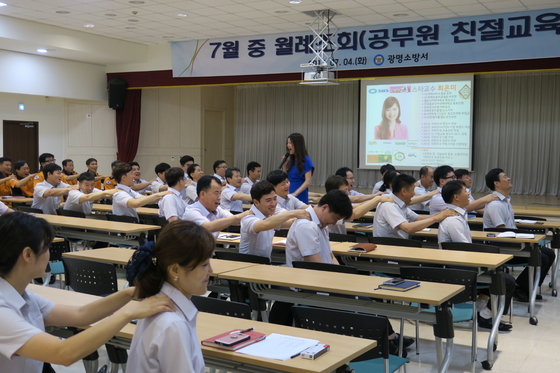 NSP통신-4일 최은미 국제서비스 협회 회장 강사가 광명소방서 대회의실에서 공무원 친절교육 특강을 실시하고 있다. (광명소방서)