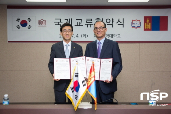 NSP통신-대구과학대학교 박준 총장(왼쪽)과 몽골민족대학교 손윤선 총장(오른쪽)이 협약 체결 후 기념촬영을 하고 있다. (대구과학대학교)