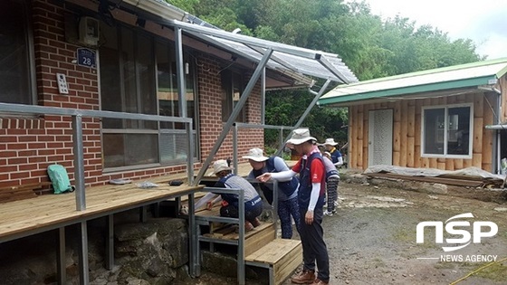 NSP통신-광주여대생들이 장흥군에서 펼치고 있는 집수리봉사활동. (장흥군)