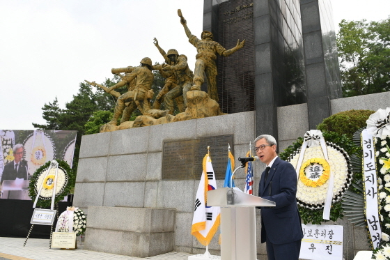 NSP통신-곽상욱 오산시장이 추도사를 하고 있다. (오산시)