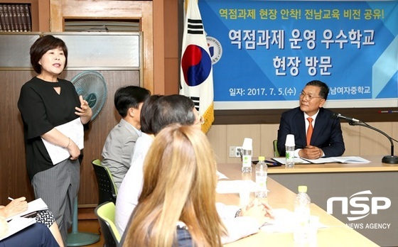 NSP통신-장만채 전남교육감이 5일 생활지도 우수학교 진남여중을 찾아 관계자들을 격려하고 있다. (전남교육청)