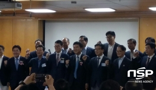 NSP통신-서민금융포럼이 5일 서울 명동에 위치한 은행회관에서 가계부채 연착륙을 위한 제언을 주제로 포럼을 개최했다.<단체사진> (오금석 기자)