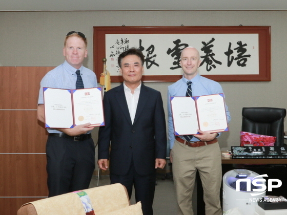 NSP통신-외국인 교원 감사장 전달식 사진 1매 (사진 왼쪽부터 크리스토퍼(Christopher Bolger)교수, 정현태 총장, 더글라스(Douglas Karalius)교수). (경일대학교)