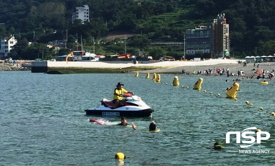 NSP통신-여수해경의 해수욕객 안전사고에 대비하는 해상 구조훈련 (여수해경)