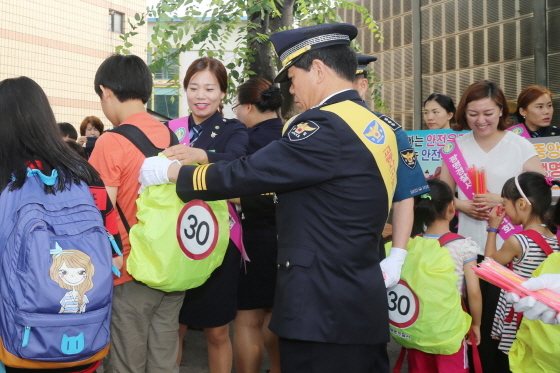 NSP통신-6일 광덕초등학교 앞에서 이원영 광명경찰서장이 녹색어머니, 모범운전자 등과 함께 안전한 등굣길을 위해 교통안전 캠페인을 실시하고 있다. (광명경찰서)