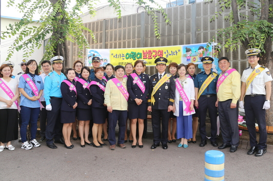 NSP통신-6일 광덕초등학교 앞에서 이원영 광명경찰서장(앞줄 오른쪽 다섯번째)을 비롯한 녹색어머니, 모범운전자 등이 등굣길 교통안전 캠페인 후 기념촬영을 하고 있다. (광명경찰서)