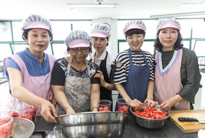 [NSP PHOTO]성남 우리음식 硏, 홀몸노인 도시락 전달 훈훈