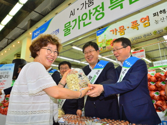 NSP통신-NH농협은행이 7일 농가 판매 확대와 장바구니 물가 안정에 도움을 주기 위해 상생마케팅에 2억원을 후원했다.