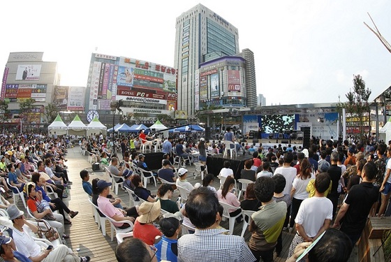 -지난해 부천마루광장에서 열린 제1회 전국대학가요제. (부천시)