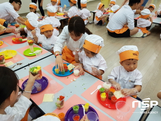 NSP통신-지난 4일 대구과학대학교 달성군 어린이급식관리지원센터가 교내 창의놀이터 유캔에서 운영한 영양쏙쏙! 건강팡팡! 창의놀이터체험관에서 유아들이 영양쏙쏙 컵밥 만들기 체험을 하고 있다. (대구과학대학교)