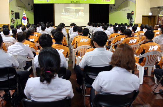 NSP통신-10일 용인소방서 3층 강당에서 개최된 음주운전 공감토크에서 용인소방서 직원들이 음주운전 사고사례 동영상을 시청하고 있다.