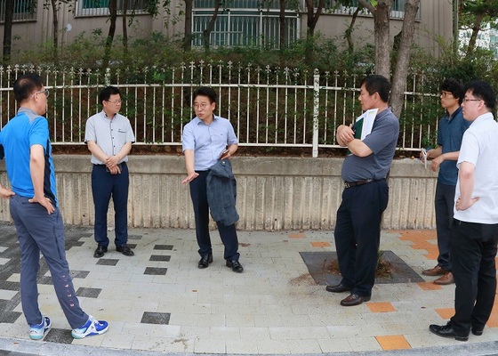 NSP통신-안산시의회 윤석진 의회운영위원회 간사(사진 가운데)가 초지동 보행환경 개선공사 현장을 점검하고 있다. (안산시의회)