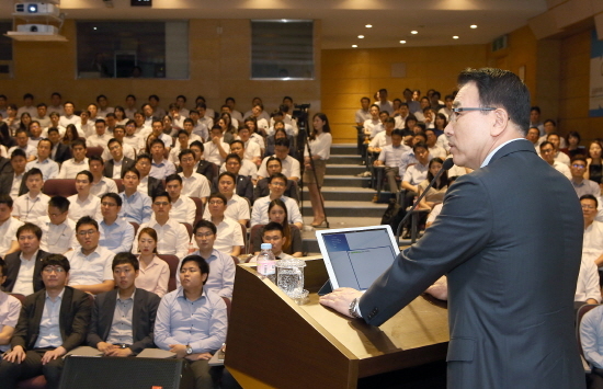 NSP통신-조용병 신한금융그룹 회장이 10일 여의도 신한금융투자 본사에서 개최한 신한 2020 비전공감 행사에서 그룹사 직원 300명에게 2020프로젝트에 대해 설명하고 있다.