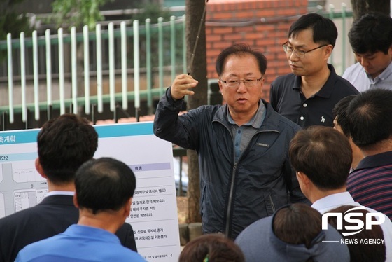 NSP통신-권기영 광명시 공원녹지과장이 도의원과 시의원들 및 주민들을 상대로 브리핑을 하고 있다. (박승봉 기자)