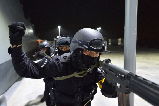 NSP통신-11일 해군 2함대 헌병대대가 적 침투상황에 대응해 부두를 경계하고 있는 모습. (해군2함대)