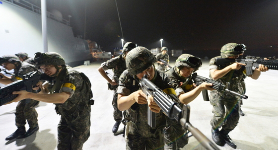 NSP통신-11일 해군 2함대 헌병대대가 적 침투상황에 대응해 부두를 경계하고 있는 모습. (해군2함대)