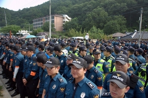 [NSP PHOTO]사드기지 구난차 투입에 경찰병력 15개 중대…과잉대응 논란