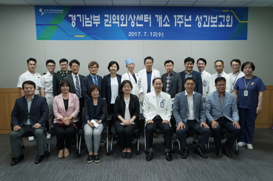 NSP통신-12일 경기도의회 보건복지위원회 위원들이 경기남부 권역외상센터를 방문해 현안청취의 시간을 가진 후 관계자들과 기념촬영을 하고 있는 모습. (경기도의회)