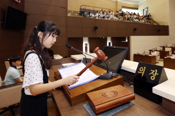 NSP통신-제4회 청소년 모의의회 경연대회에서 한 학생이 경연을 진행하고 있다. (용인시의회)