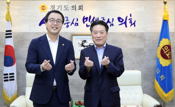 NSP통신-13일 경기도의회 의장 접견실에서 정기열 경기도의장(왼쪽)과 김홍규 경기도 사회복지공제회 대표이사가 접견 후 기념촬영을 하고 있는 모습. (경기도의회)