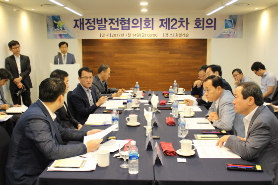 NSP통신-14일 수원 호텔캐슬에서 개최된 경기도와 시·군 재정발전협의회에서 강득구 연정부지사를 비롯한 관계자들이 회의를 하고 있는 모습. (경기도시장군수협의회)