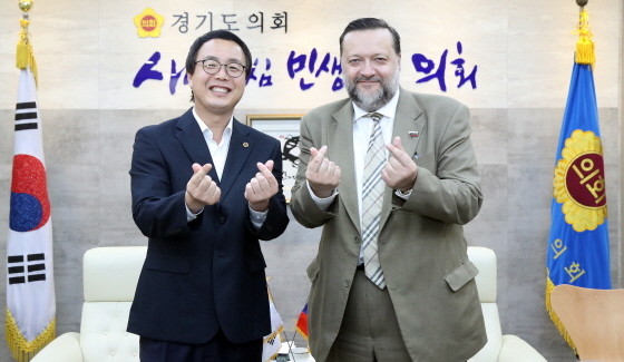 NSP통신-18일 경기도의회 의장접견실에서 정기열 경기도의장(左)이 도르힌 빠벨 세르게이비치 러시아 공산당 부총재(右)를 만나 교류협력방안 간담회를 가진 후 기념촬영을 하고 있는 모습. (경기도의회)