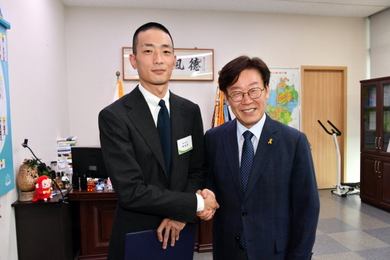 NSP통신-세계적 패션모델 박성진(왼쪽) 씨가 성남시 의료관광 홍보대사로 위촉돼 이재명 성남시장(오른쪽)과 기념사진을 찍고 있다. (성남시)