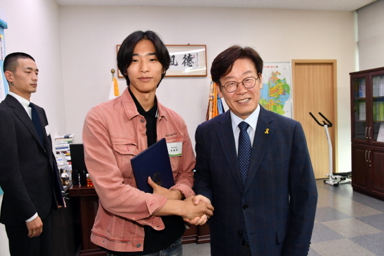 NSP통신-탑 패션모델 이명관(왼쪽) 씨가 성남시 의료관광 홍보대사로 위촉돼 이재명 성남시장과 기념사진을 찍고 있다. (성남시)