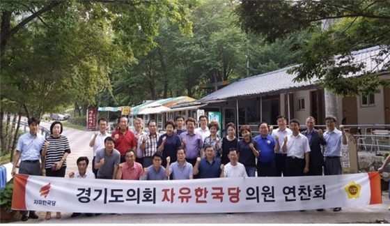 NSP통신-강원도 오대산 구룡산장에서 경기도의회 자유한국당 전체의원이 연찬회 기념촬영을 하고 있는 모습. (경기도의회)