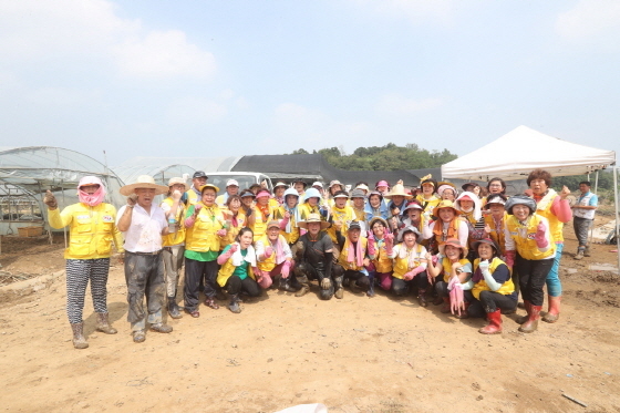 NSP통신-20일 충북 청주시에서 정기열 경기도의장을 비롯한 사무처 직원 50여 명이 수해복구 지역에서 복구 작업을 진행한 후 기념촬영을 하고 있는 모습. (경기도의회)