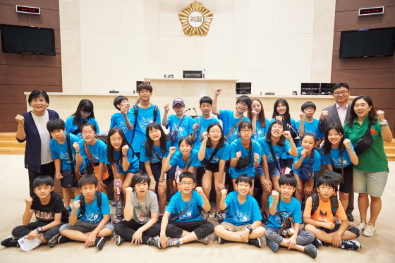 NSP통신-경기 용인시의회가 주최한 청소년 지방자치교육프로그램에 참여한 언남초등학교 학생들. (용인시의회)