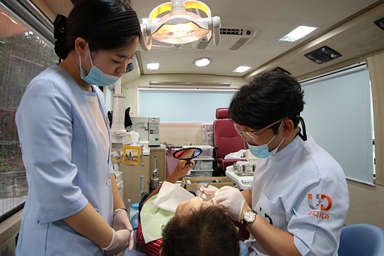 NSP통신-진세식 유디치과 강남역점 대표원장이 어르신의 치아를 검진 하고 있는 모습 (유디치과)