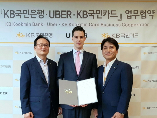 NSP통신-(왼쪽부터) 이환주 KB국민은행 외환사업본부장, Tomas Campos UBER 신규사업팀 이사, 윤은섭 KB국민카드 글로벌사업부장