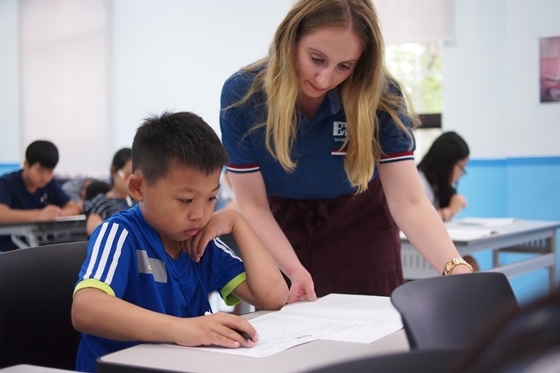 NSP통신-영어캠프에 참가한 직원자녀들이 원어민 교사 지도 하에 영어 레벨 테스트를 치르고 있다. (쌍용차)