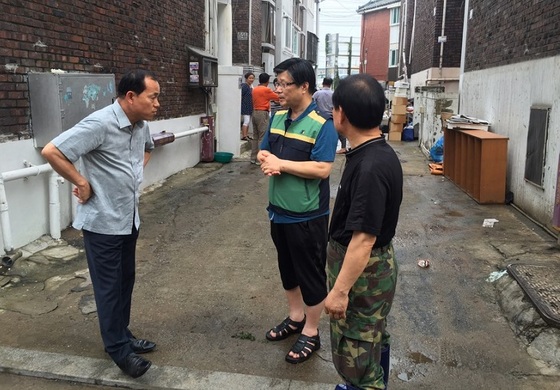 NSP통신-김윤식 시흥시장(왼쪽)이 침수지역을 방문해 주민들과 소통하고 있다. (시흥시)