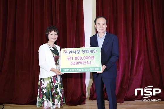 NSP통신-김영옥 한여농 진안군연합회장(왼쪽)이 이항로 군수에게 진안사랑 장학금 100만원을 전달하고 있다.