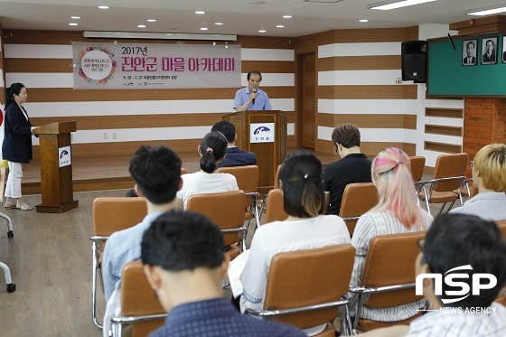 NSP통신-진안군 마을 아카데미 발표 및 수료식에서 이항로 군수가 인사말을 하고 있다.