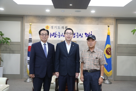 NSP통신-26일 경기도의회 의장 접견실에서 정기열 경기도의장(가운데)가 전국학교당직기사협회 임원진들을 만나 현황을 청취한 뒤 기념촬영을 하고 있는 모습. (경기도의회)