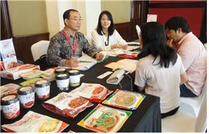 NSP통신-동남아시아에서 개최된 수출 상담회와 참가한 지역기업인 ㈜영풍이 인도네시아 현지 바이어와 수출 상담을 나누고 있다. (대구시)