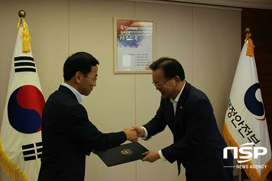 NSP통신-허대만 정책보좌관(왼쪽)이 김부겸 행안부 장관으로부터 임명장을 받고 있다. (더불어민주당 경북도당)